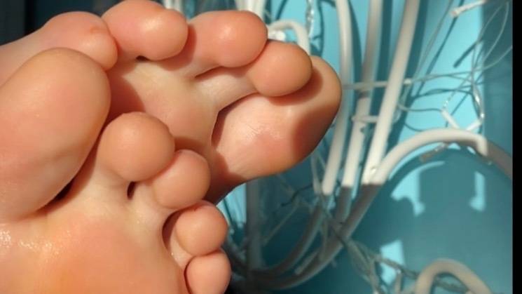 small_girl_feet